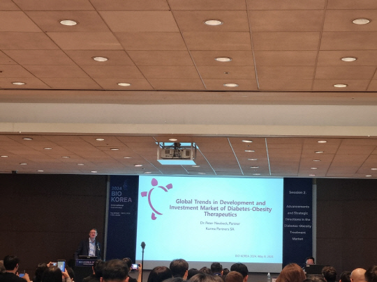 피터 노백 쿠르마 파트너스의 파트너는 8일 서울 코엑스에서 열린 '바이오 코리아 2024'에서 비만 치료제 시장의 발전 가능성과 미래 전략을 주제로 열린 콘퍼런스에서 발표를 하고 있다. 사진= 강민성기자.